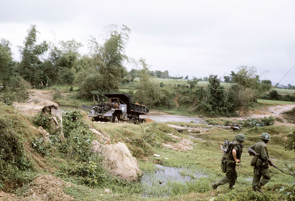 My Vietnam Photos - LZ Baldy - Mine Work